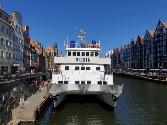 Ile płynie statek z Gdańska na Hel? Czas rejsu i ważne informacje Ile płynie statek z Gdańska na Hel? Czas rejsu i ważne informacje